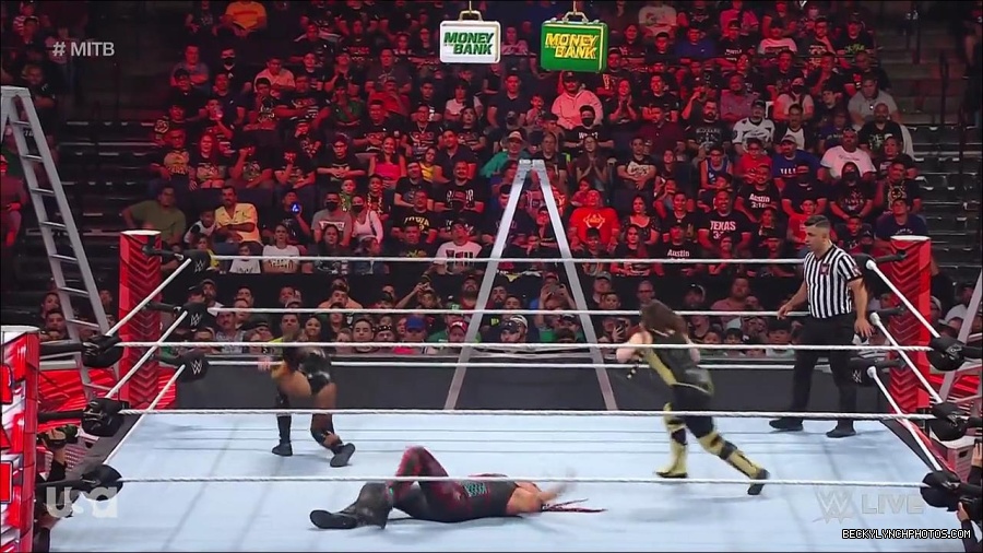WWE_RAW_27th_June_2022_720p_WEBRip_h264_mp4_007340436.jpg