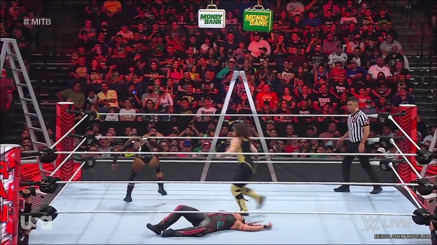 WWE_RAW_27th_June_2022_720p_WEBRip_h264_mp4_007340836.jpg
