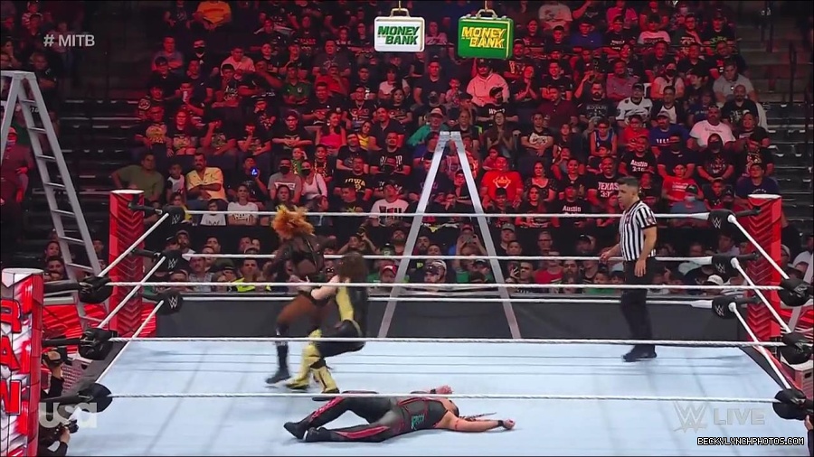 WWE_RAW_27th_June_2022_720p_WEBRip_h264_mp4_007341236.jpg