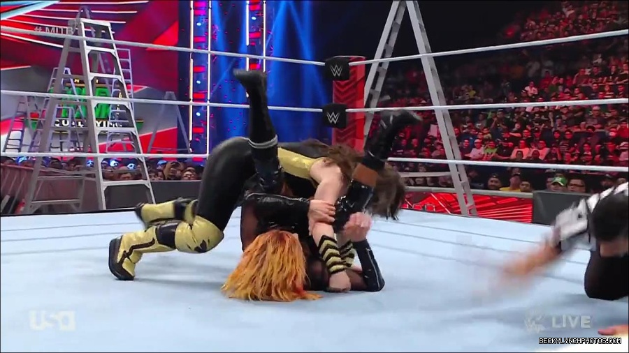 WWE_RAW_27th_June_2022_720p_WEBRip_h264_mp4_007342838.jpg