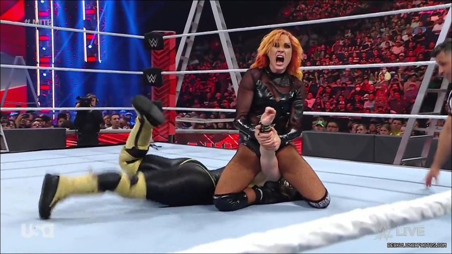 WWE_RAW_27th_June_2022_720p_WEBRip_h264_mp4_007345641.jpg