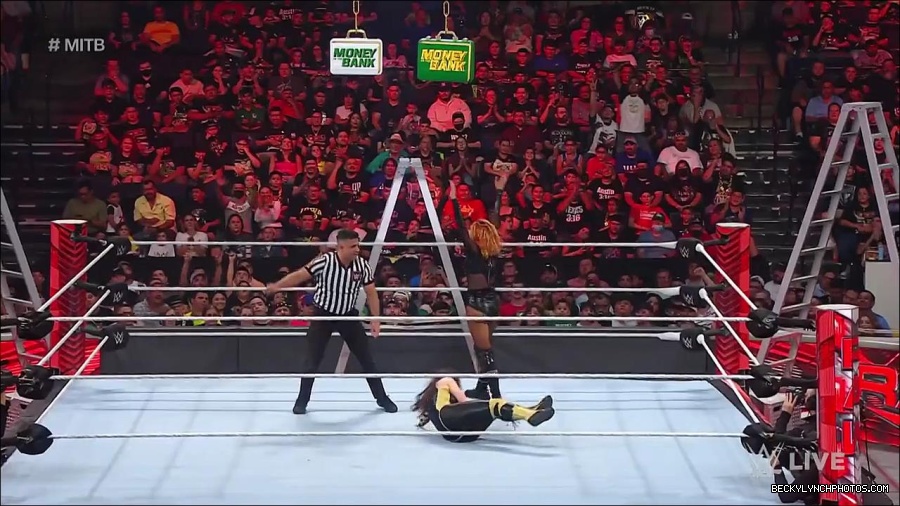 WWE_RAW_27th_June_2022_720p_WEBRip_h264_mp4_007352047.jpg
