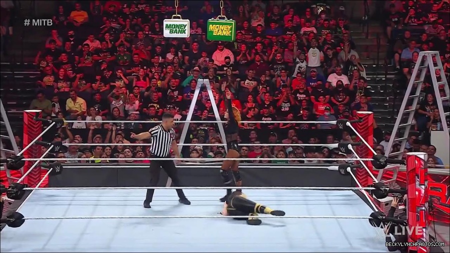WWE_RAW_27th_June_2022_720p_WEBRip_h264_mp4_007352448.jpg