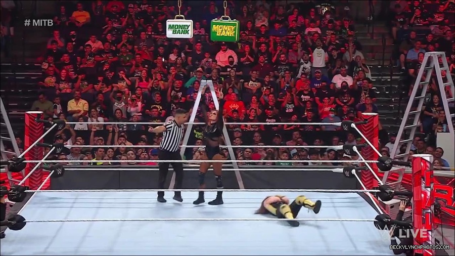 WWE_RAW_27th_June_2022_720p_WEBRip_h264_mp4_007353248.jpg