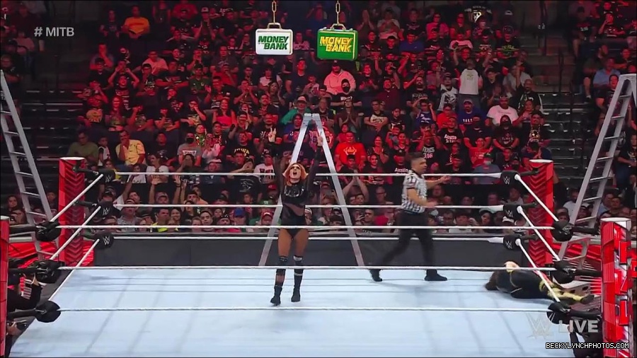WWE_RAW_27th_June_2022_720p_WEBRip_h264_mp4_007354850.jpg