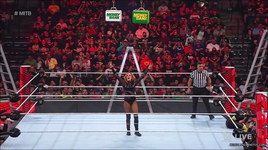 WWE_RAW_27th_June_2022_720p_WEBRip_h264_mp4_007357653.jpg
