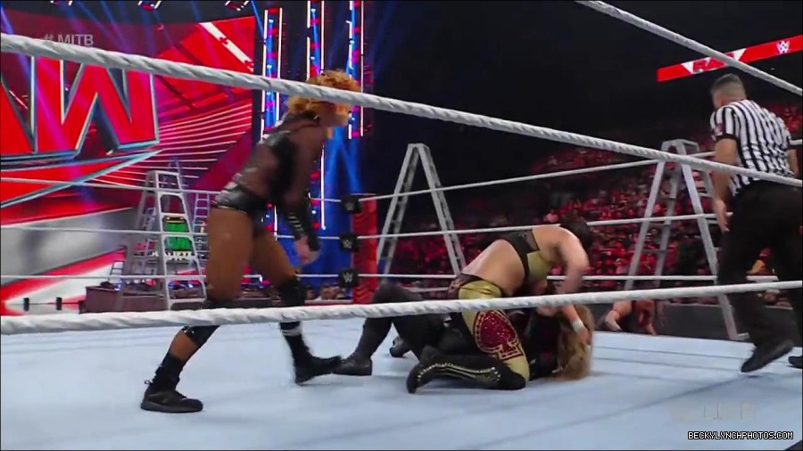 WWE_RAW_27th_June_2022_720p_WEBRip_h264_mp4_007362057.jpg