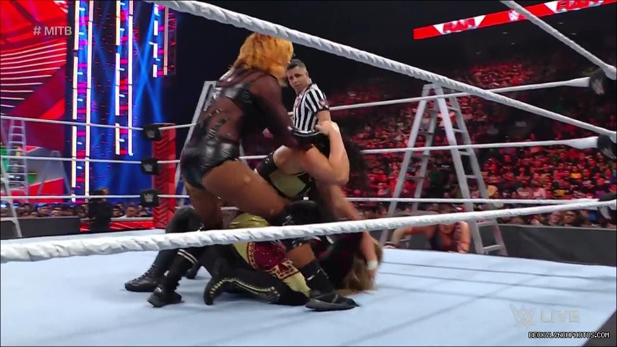 WWE_RAW_27th_June_2022_720p_WEBRip_h264_mp4_007363258.jpg