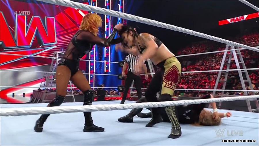 WWE_RAW_27th_June_2022_720p_WEBRip_h264_mp4_007364859.jpg