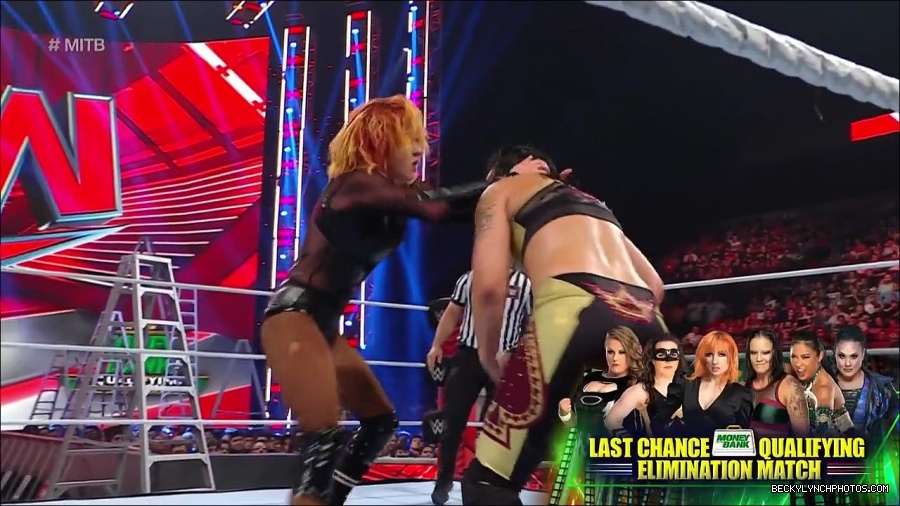 WWE_RAW_27th_June_2022_720p_WEBRip_h264_mp4_007366861.jpg