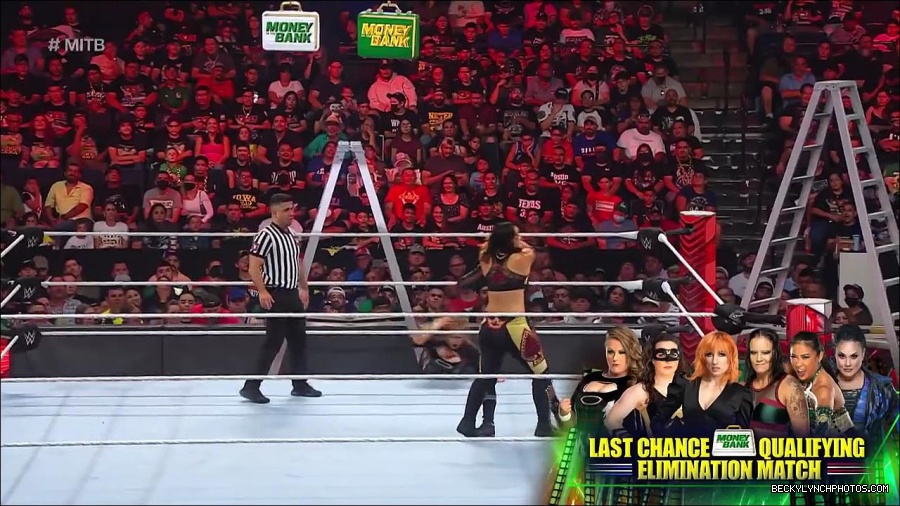 WWE_RAW_27th_June_2022_720p_WEBRip_h264_mp4_007370065.jpg