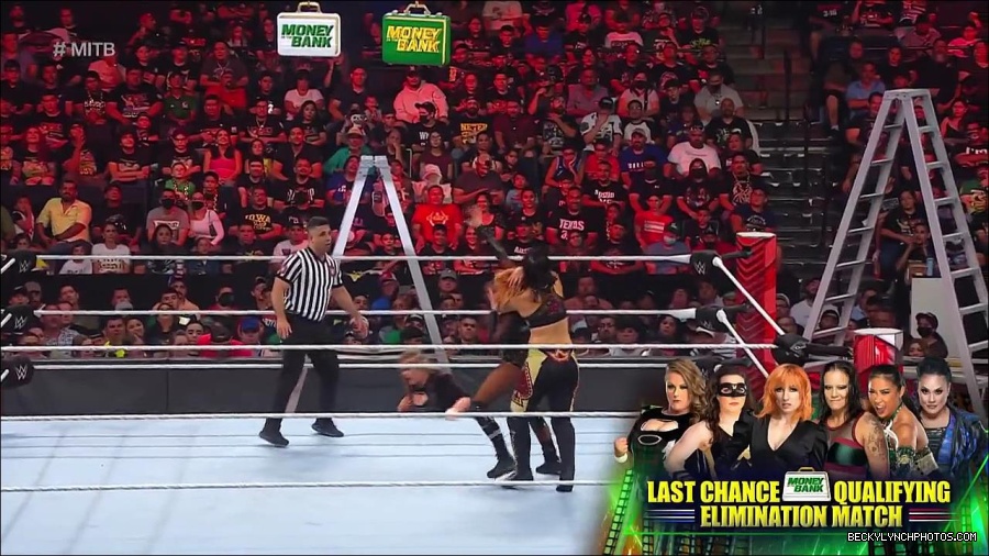 WWE_RAW_27th_June_2022_720p_WEBRip_h264_mp4_007370465.jpg