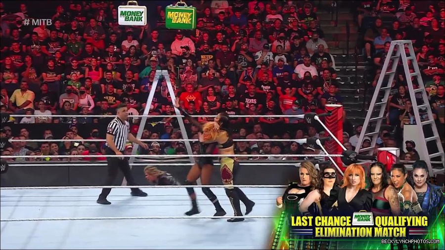 WWE_RAW_27th_June_2022_720p_WEBRip_h264_mp4_007370865.jpg