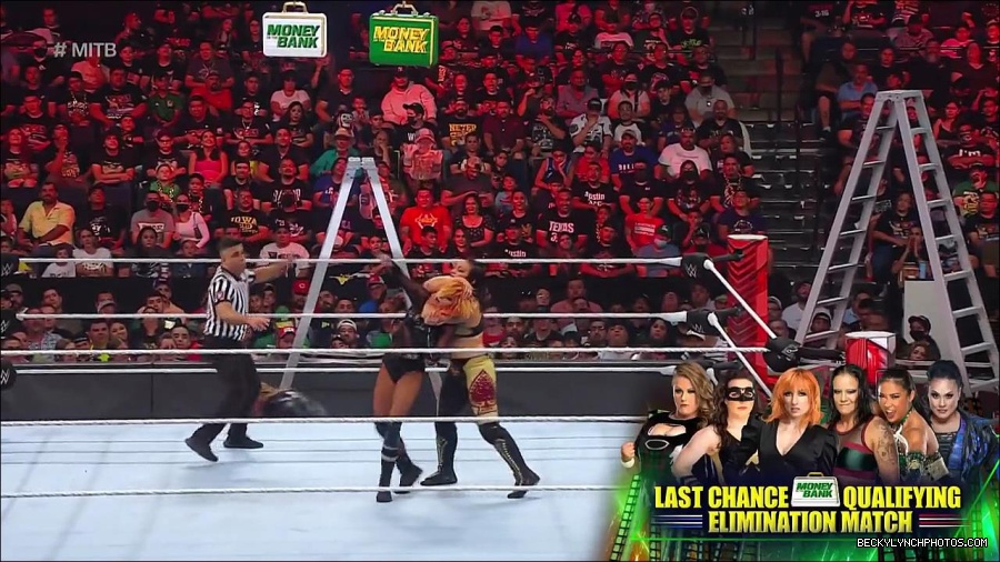 WWE_RAW_27th_June_2022_720p_WEBRip_h264_mp4_007371266.jpg