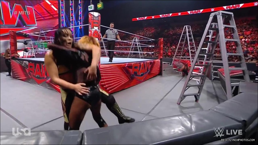 WWE_RAW_27th_June_2022_720p_WEBRip_h264_mp4_007389684.jpg