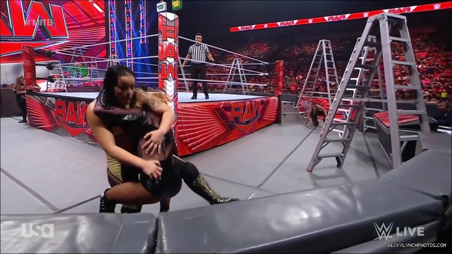 WWE_RAW_27th_June_2022_720p_WEBRip_h264_mp4_007390085.jpg