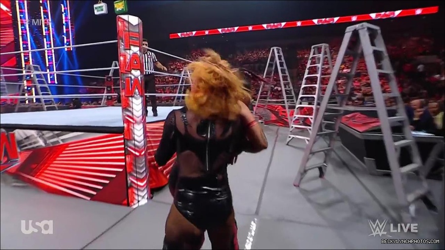 WWE_RAW_27th_June_2022_720p_WEBRip_h264_mp4_007396091.jpg