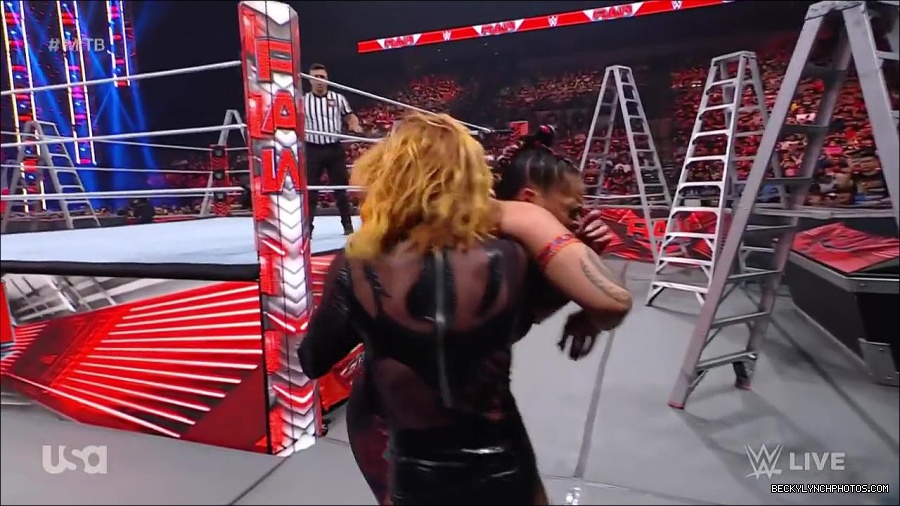 WWE_RAW_27th_June_2022_720p_WEBRip_h264_mp4_007396491.jpg