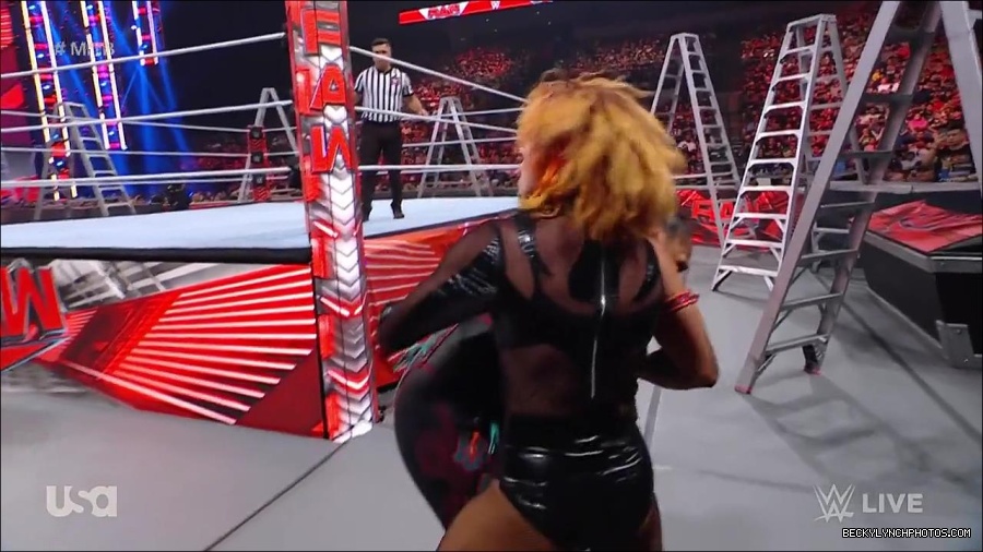 WWE_RAW_27th_June_2022_720p_WEBRip_h264_mp4_007396891.jpg