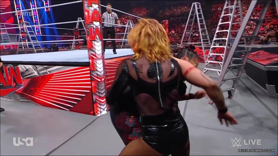 WWE_RAW_27th_June_2022_720p_WEBRip_h264_mp4_007397292.jpg
