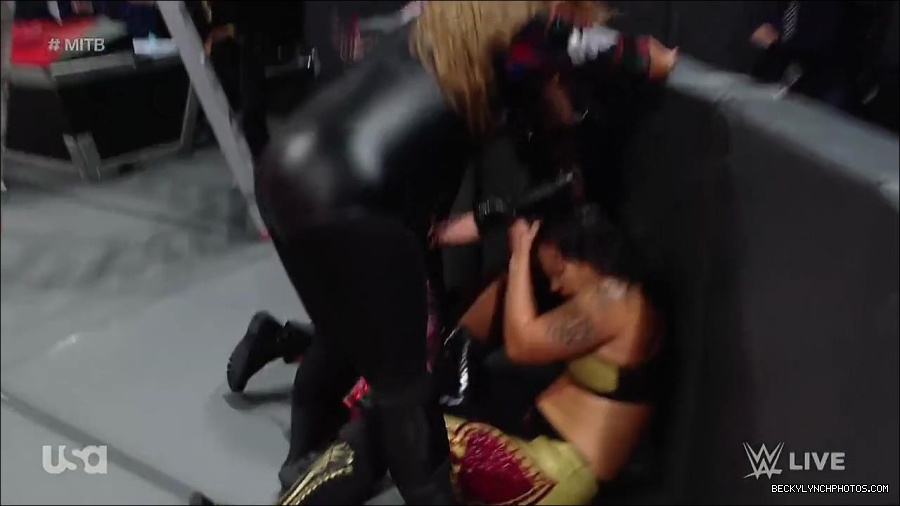 WWE_RAW_27th_June_2022_720p_WEBRip_h264_mp4_007399294.jpg