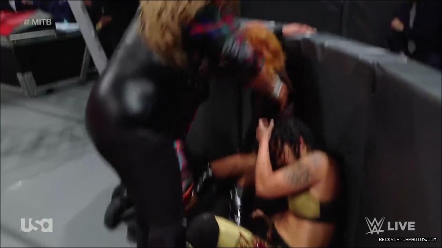 WWE_RAW_27th_June_2022_720p_WEBRip_h264_mp4_007399694.jpg