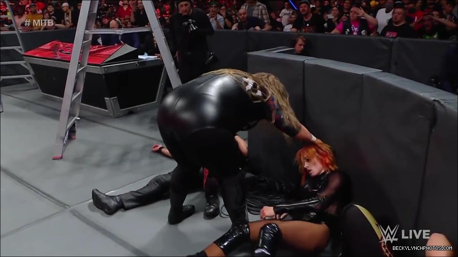 WWE_RAW_27th_June_2022_720p_WEBRip_h264_mp4_007406101.jpg