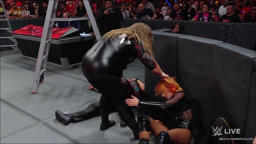 WWE_RAW_27th_June_2022_720p_WEBRip_h264_mp4_007406501.jpg