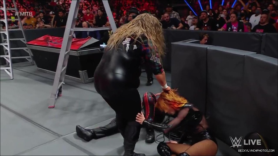 WWE_RAW_27th_June_2022_720p_WEBRip_h264_mp4_007406901.jpg