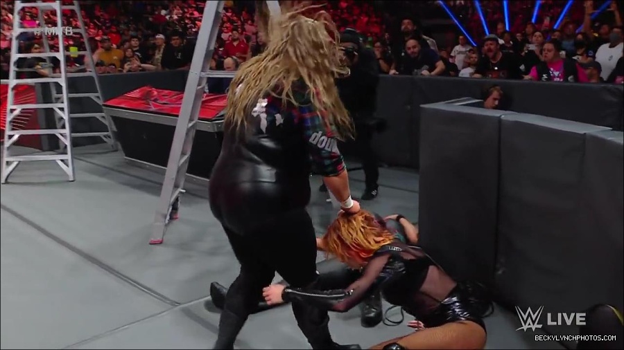 WWE_RAW_27th_June_2022_720p_WEBRip_h264_mp4_007407302.jpg