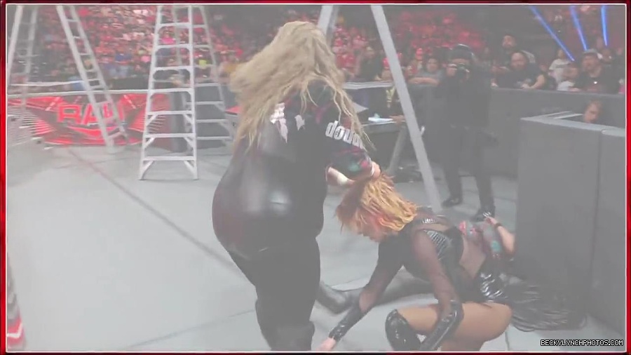 WWE_RAW_27th_June_2022_720p_WEBRip_h264_mp4_007408103.jpg