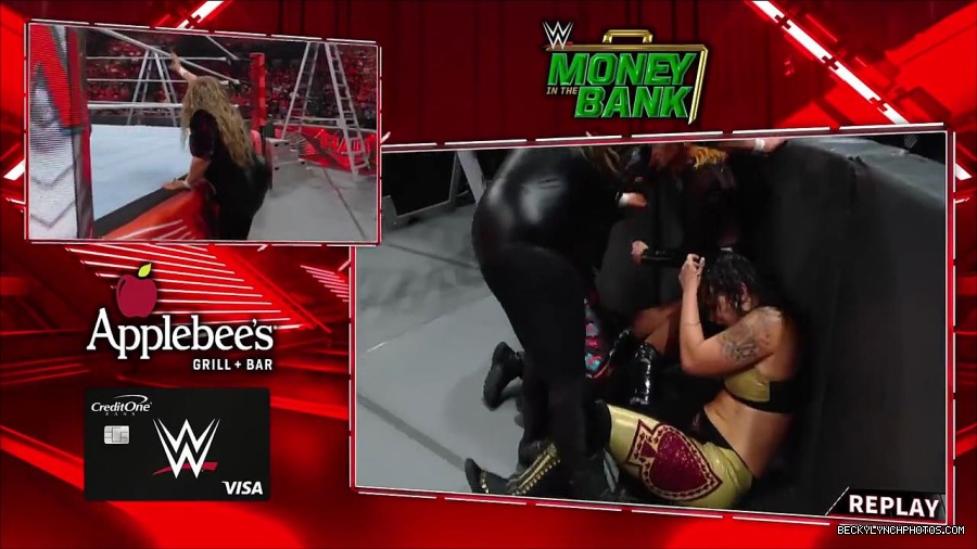 WWE_RAW_27th_June_2022_720p_WEBRip_h264_mp4_007412107.jpg