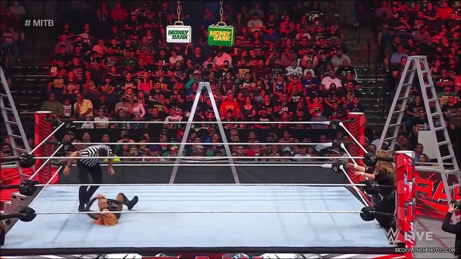 WWE_RAW_27th_June_2022_720p_WEBRip_h264_mp4_007414909.jpg