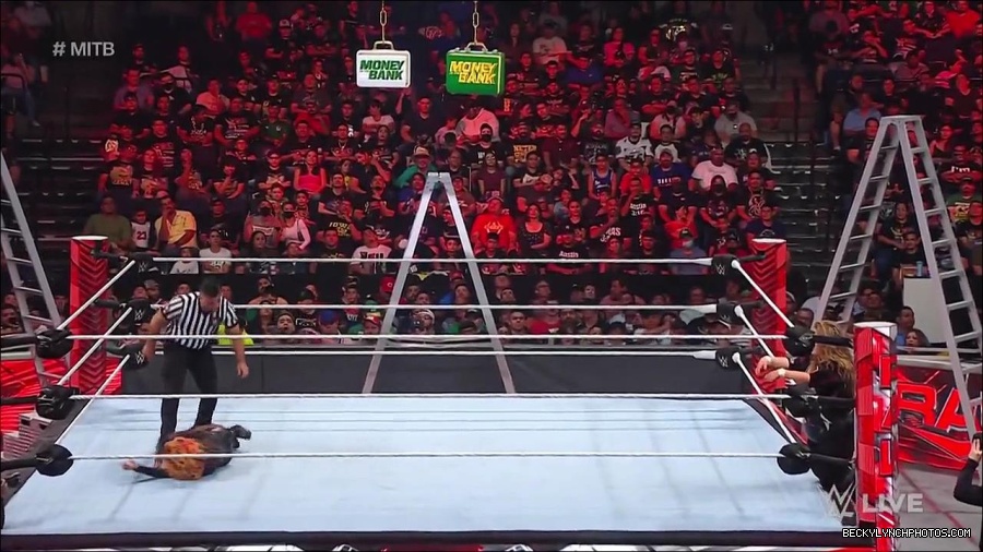 WWE_RAW_27th_June_2022_720p_WEBRip_h264_mp4_007415310.jpg