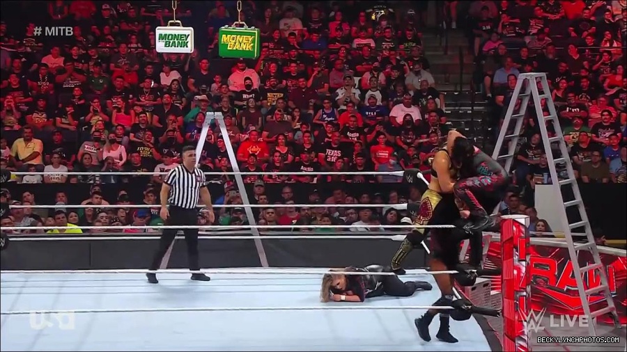 WWE_RAW_27th_June_2022_720p_WEBRip_h264_mp4_007459053.jpg