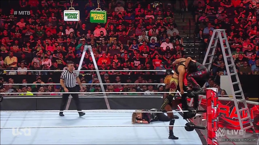 WWE_RAW_27th_June_2022_720p_WEBRip_h264_mp4_007459854.jpg