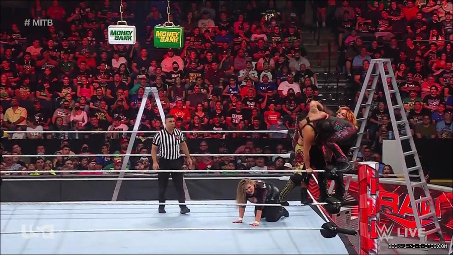 WWE_RAW_27th_June_2022_720p_WEBRip_h264_mp4_007462257.jpg