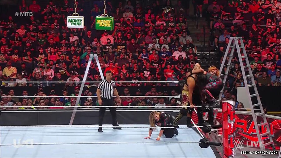 WWE_RAW_27th_June_2022_720p_WEBRip_h264_mp4_007462657.jpg