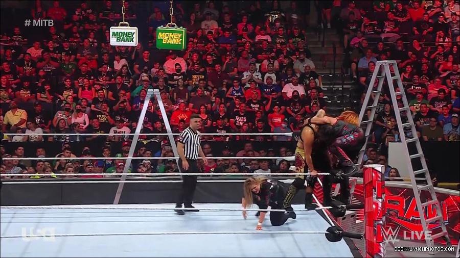 WWE_RAW_27th_June_2022_720p_WEBRip_h264_mp4_007463057.jpg