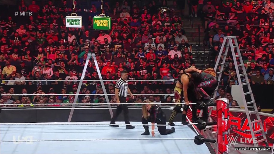WWE_RAW_27th_June_2022_720p_WEBRip_h264_mp4_007463458.jpg