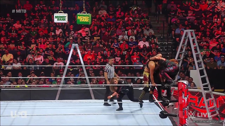WWE_RAW_27th_June_2022_720p_WEBRip_h264_mp4_007463858.jpg