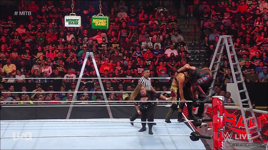 WWE_RAW_27th_June_2022_720p_WEBRip_h264_mp4_007464259.jpg