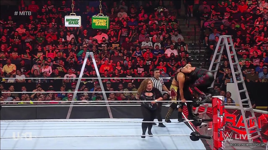 WWE_RAW_27th_June_2022_720p_WEBRip_h264_mp4_007464659.jpg