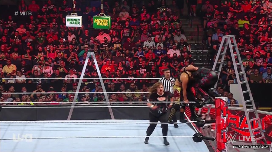 WWE_RAW_27th_June_2022_720p_WEBRip_h264_mp4_007465059.jpg