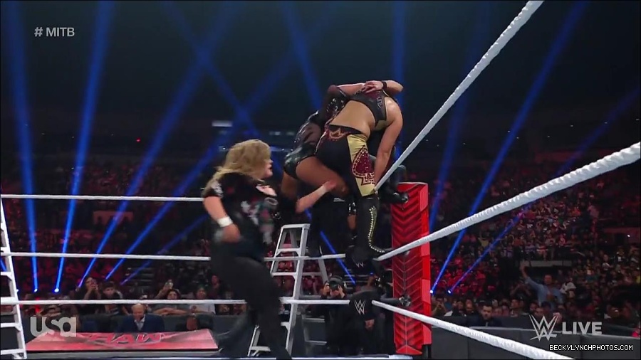 WWE_RAW_27th_June_2022_720p_WEBRip_h264_mp4_007465460.jpg