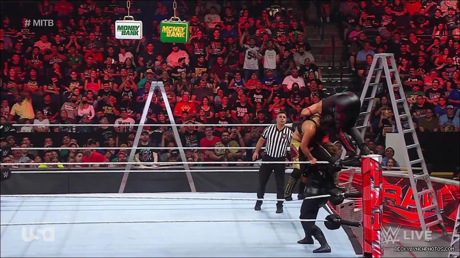WWE_RAW_27th_June_2022_720p_WEBRip_h264_mp4_007468663.jpg