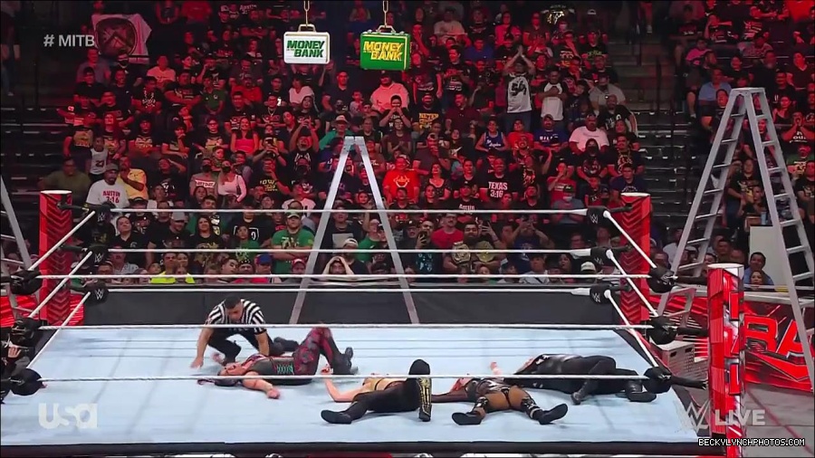 WWE_RAW_27th_June_2022_720p_WEBRip_h264_mp4_007474269.jpg