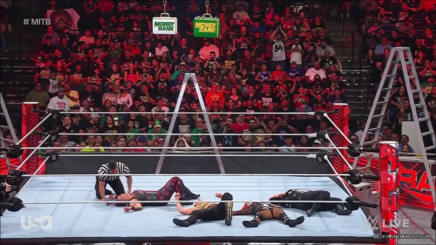 WWE_RAW_27th_June_2022_720p_WEBRip_h264_mp4_007474669.jpg