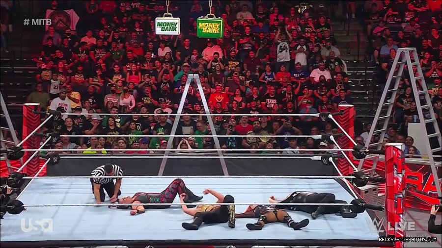 WWE_RAW_27th_June_2022_720p_WEBRip_h264_mp4_007475069.jpg