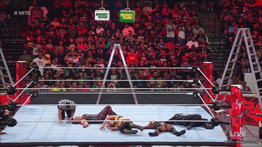 WWE_RAW_27th_June_2022_720p_WEBRip_h264_mp4_007476271.jpg